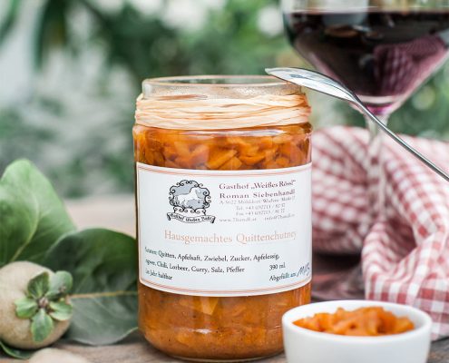 Hausgemachtes Quittenchutney im Glas