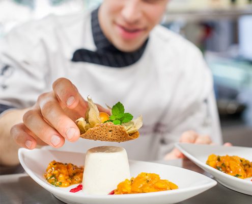 Roman Siebenhandl beim Anrichten eines Desserts